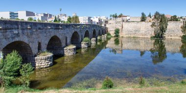 Merida, İspanya - 3 Mayıs 2014: İspanya 'nın Merida kentindeki Guadiana Nehri üzerindeki Roma köprüsü