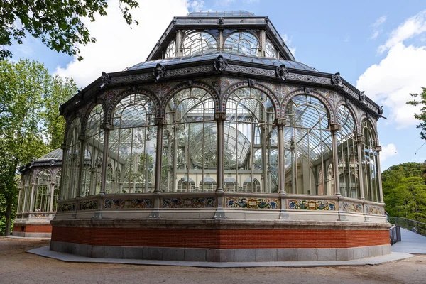 Madrid, İspanya - 23 Nisan 2014: Madrid 'deki Retiro parkındaki kristal saray