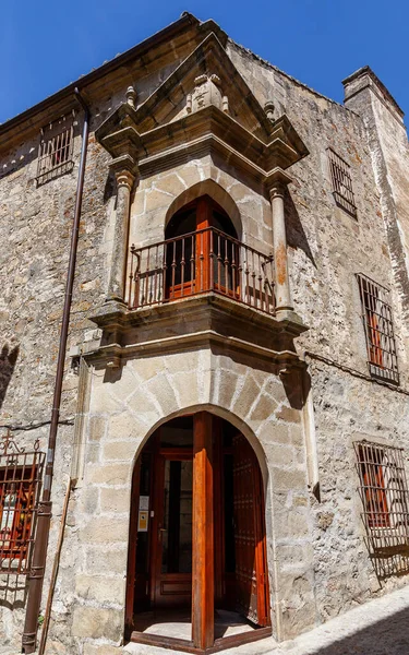 Trujillo, İspanya - 3 Mayıs 2014: Trujillo, İspanya şehir merkezinin tarihi binalarının detayları