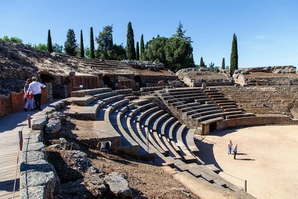 Merida, İspanya - 3 Mayıs 2014: İspanya 'nın Merida kentindeki Roma tiyatrosu ve amfitiyatrosu harabeleri