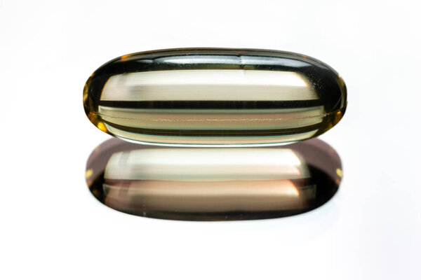 Капсулы крупным планом на белом фоне
