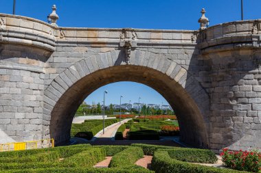 Puente de Toledo Manzanares nehrinin ötesinde Madrid nehri parkında.