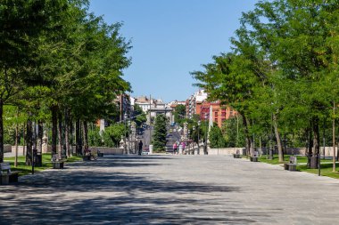 Madrid 'in Madrid' in Manzanares Nehri kıyısına park edin.