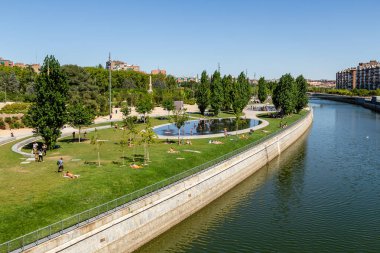 Madrid 'in Madrid' in Manzanares Nehri kıyısına park edin.