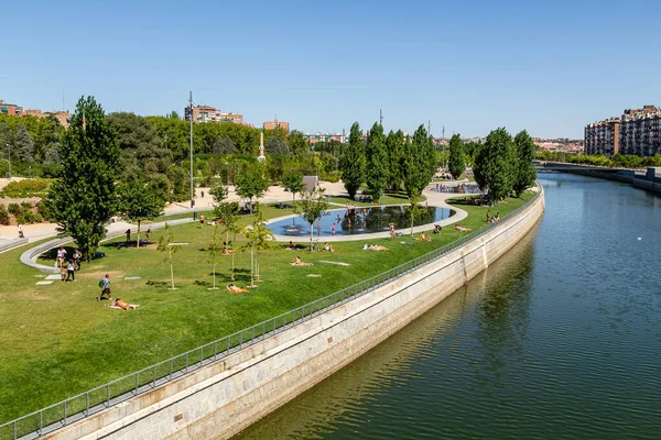 Madrid 'in Madrid' in Manzanares Nehri kıyısına park edin.
