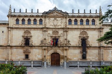 Alcala de Henares, İspanya - 18 Ekim 2014: Madrid Alcala de Henares Üniversitesi 'nin ana cephesi