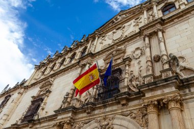 Alcala de Henares, İspanya - 18 Ekim 2014: Madrid Alcala de Henares Üniversitesi 'nin ana cephesi