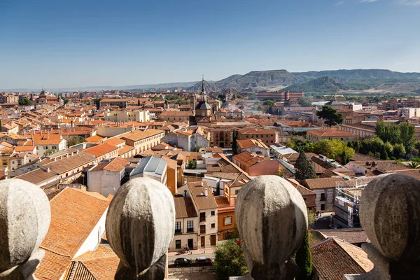Alcala de Henares, İspanya - 18 Ekim 2014: Şehrin tarihi merkezindeki Cervantes meydanının genel görünümü