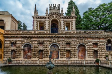 Seville, İspanya - 08 Kasım 2014: Seville, İspanya 'nın tarihi merkezi Alcazar' daki bahçeler