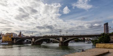 Seville, İspanya - 08 Kasım 2014: Seville, İspanya 'nın tarihi merkezinde Guadalquivir Nehri