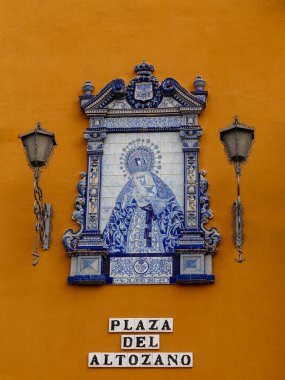 Seville, İspanya - 08 Kasım 2014: Seville, İspanya 'nın tarihi merkezinde seramik fayanslarla yapılan cephelerin dekorasyonu