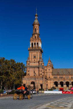 Seville, İspanya - 08 Kasım 2014: İspanya 'nın Seville şehrinin tarihi merkezinde kare İspanya