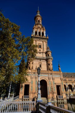 Seville, İspanya - 08 Kasım 2014: İspanya 'nın Seville şehrinin tarihi merkezinde kare İspanya