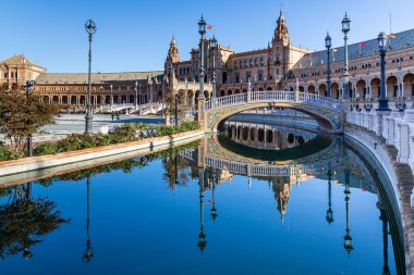 Seville, İspanya - 08 Kasım 2014: İspanya 'nın Seville şehrinin tarihi merkezinde kare İspanya