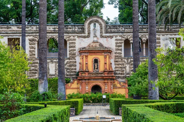Seville, İspanya - 08 Kasım 2014: Seville, İspanya 'nın tarihi merkezi Alcazar' daki bahçeler