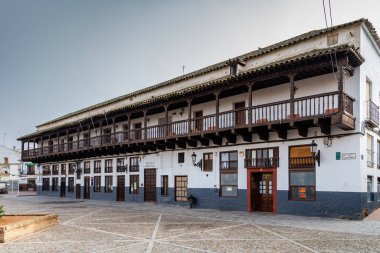 İspanya 'nın Toledo kentindeki Consuegra kasabasındaki binaların detayları.