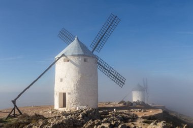 Consuegra, İspanya 'nın ünlü sisli beyaz yel değirmenleri