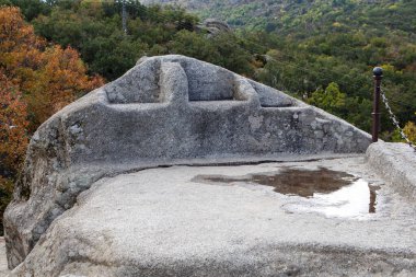 Tahtta oturup sarayı beklemek. Fotoğraf Felipe II 'de çekildi ve arka plan olarak El Escorial kasabası ve Madrid' deki Manastır.