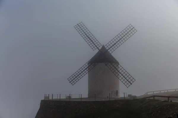 Consuegra Los Famosos Molinos Viento Blancos Con Niebla España — Foto de Stock