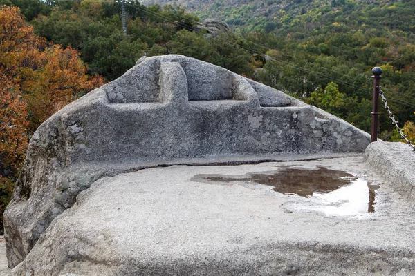 Tahtta oturup sarayı beklemek. Fotoğraf Felipe II 'de çekildi ve arka plan olarak El Escorial kasabası ve Madrid' deki Manastır.
