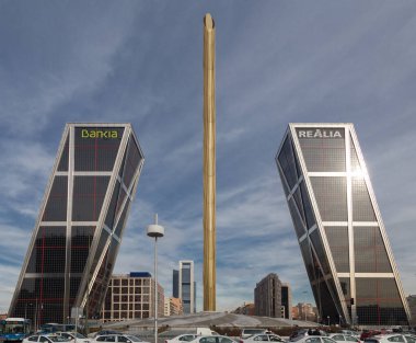 Madrid, İspanya - 13 Aralık 2013: Madrid 'deki Plaza Castilla' daki iş ofislerinin yerleştirilmiş gökdelenleri, Avrupa, İspanya 'ya açılan kapı