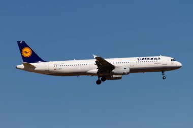 Madrid, İspanya - 2 Mayıs 2012: Madrid Barajas havaalanına iniş yapan ve kalkan uçaklar