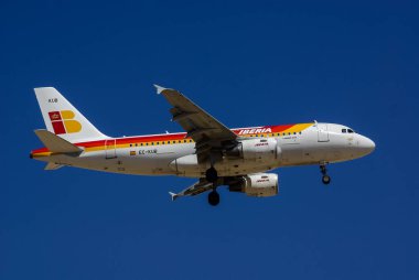 Madrid, İspanya - 2 Mayıs 2012: Madrid Barajas havaalanına iniş yapan ve kalkan uçaklar