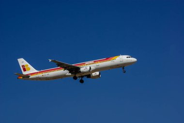 Madrid, İspanya - 2 Mayıs 2012: Madrid Barajas havaalanına iniş yapan ve kalkan uçaklar