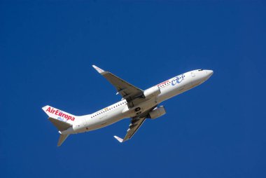 Madrid, İspanya - 2 Mayıs 2012: Madrid Barajas havaalanına iniş yapan ve kalkan uçaklar