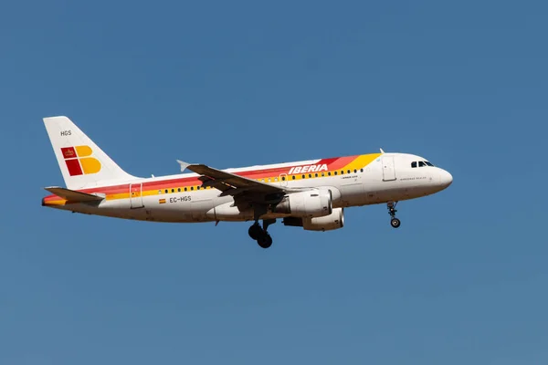 マドリード スペイン 5月02 2012 マドリードバラハス空港に着陸し 離陸するさまざまな企業からの飛行機 — ストック写真