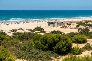 Sancti Petri, Cadiz, İspanya 'daki La Barrosa plajına erişim sağlayan kum tepeleri.