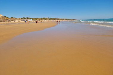 La Barrosa plajı, sular çekildiğinde, Sancti Petri, Chiclana de la Frontera, Cadiz, İspanya
