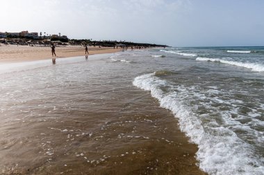 La Barrosa plajı, sular çekildiğinde, Sancti Petri, Chiclana de la Frontera, Cadiz, İspanya