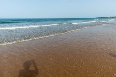 La Barrosa plajı, sular çekildiğinde, Sancti Petri, Chiclana de la Frontera, Cadiz, İspanya