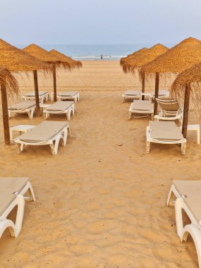 La Barrosa plajı, sular çekildiğinde, Sancti Petri, Chiclana de la Frontera, Cadiz, İspanya