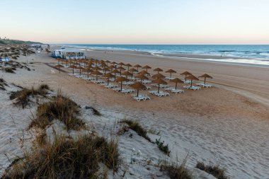 Sancti Petri 'deki La Barrosa plajı, Cadiz' in Chiclana de la Frontera kasabası, gün doğumunda görüldü.