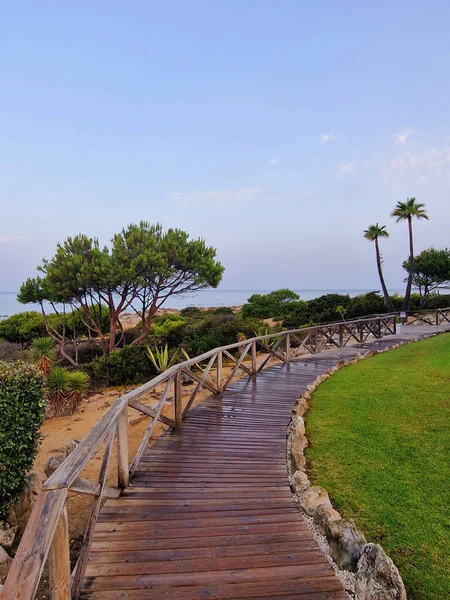 Sancti Petri 'deki La Barrosa plajı, Cadiz' in Chiclana de la Frontera kasabası, gün doğumunda görüldü.