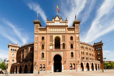 Madrid, İspanya - 18 Ağustos 2023: Las Ventas Bullring, İspanya 'nın Madrid kentindeki Guindalera semtinde bulunan bir Fas tarzı bina..