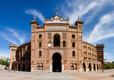 Madrid, İspanya - 18 Ağustos 2023: Las Ventas Bullring, İspanya 'nın Madrid kentindeki Guindalera semtinde bulunan bir Fas tarzı bina..