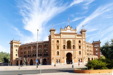 Madrid, İspanya - 18 Ağustos 2023: Las Ventas Bullring, İspanya 'nın Madrid kentindeki Guindalera semtinde bulunan bir Fas tarzı bina..
