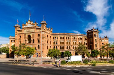 Madrid, İspanya - 18 Ağustos 2023: Las Ventas Bullring, İspanya 'nın Madrid kentindeki Guindalera semtinde bulunan bir Fas tarzı bina..