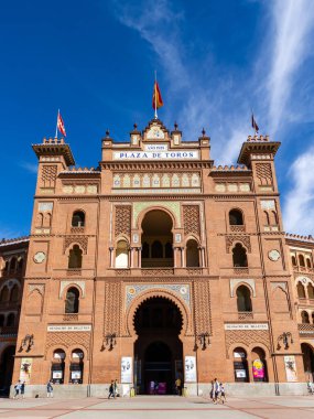 Madrid, İspanya - 18 Ağustos 2023: Las Ventas Bullring, İspanya 'nın Madrid kentindeki Guindalera semtinde bulunan bir Fas tarzı bina..