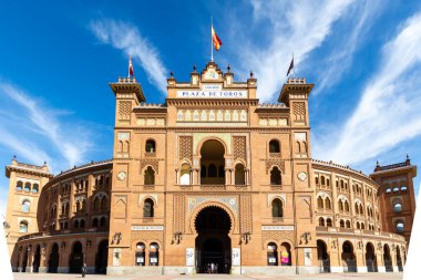 Madrid, İspanya - 18 Ağustos 2023: Las Ventas Bullring, İspanya 'nın Madrid kentindeki Guindalera semtinde bulunan bir Fas tarzı bina..