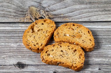 Tohumlu kızarmış ekmek dilimleri