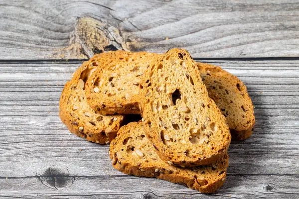 Tohumlu kızarmış ekmek dilimleri