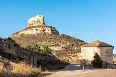 Curiel de Duero, İspanya - 12 Ekim 2023: İspanya 'nın Valladolid eyaletindeki Curiel de Duero kasabasındaki ortaçağ şatosunun farklı görüşleri