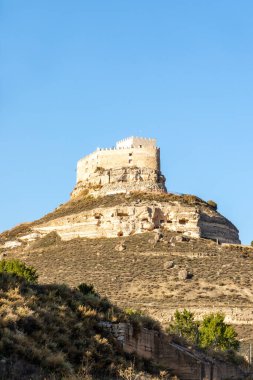 Curiel de Duero, İspanya - 12 Ekim 2023: İspanya 'nın Valladolid eyaletindeki Curiel de Duero kasabasındaki ortaçağ şatosunun farklı görüşleri