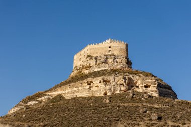 Curiel de Duero, İspanya - 12 Ekim 2023: İspanya 'nın Valladolid eyaletindeki Curiel de Duero kasabasındaki ortaçağ şatosunun farklı görüşleri