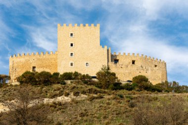 Curiel de Duero, İspanya - 12 Ekim 2023: İspanya 'nın Valladolid eyaletindeki Curiel de Duero kasabasındaki ortaçağ şatosunun farklı görüşleri