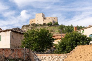 Curiel de Duero, İspanya - 12 Ekim 2023: İspanya 'nın Valladolid eyaletindeki Curiel de Duero kasabasındaki ortaçağ şatosunun farklı görüşleri